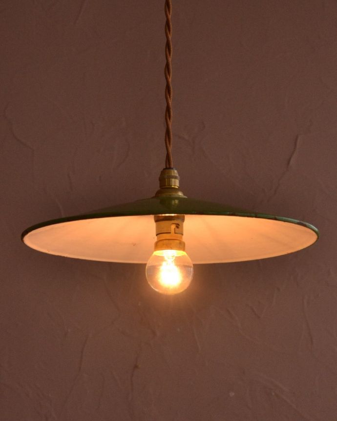 ペンダントライト 照明・ライティング フランスのホウロウランプ、アンティークの照明(コード・シャンデリア球・ギャラリーなし)。ほっこりあたたかい雰囲気ホウロウで出来たアンティークのシェードは、ほっこりとあたたかい雰囲気が人気です。(x-917-z)