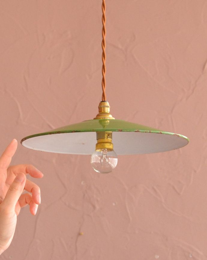 ペンダントライト 照明・ライティング フランスのホウロウランプ、アンティークの照明(コード・シャンデリア球・ギャラリーなし)。一点ものの魅力アンティークのホウロウには、必ずチップと言うガラス質が欠けた部分があります。(x-917-z)