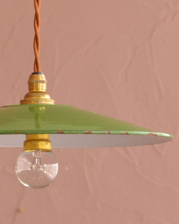 ペンダントライト 照明・ライティング フランスのホウロウランプ、アンティークの照明(コード・シャンデリア球・ギャラリーなし)。シンプルなデザインどんなお部屋にも合わせやすいシンプルな形のシェードです。(x-917-z)