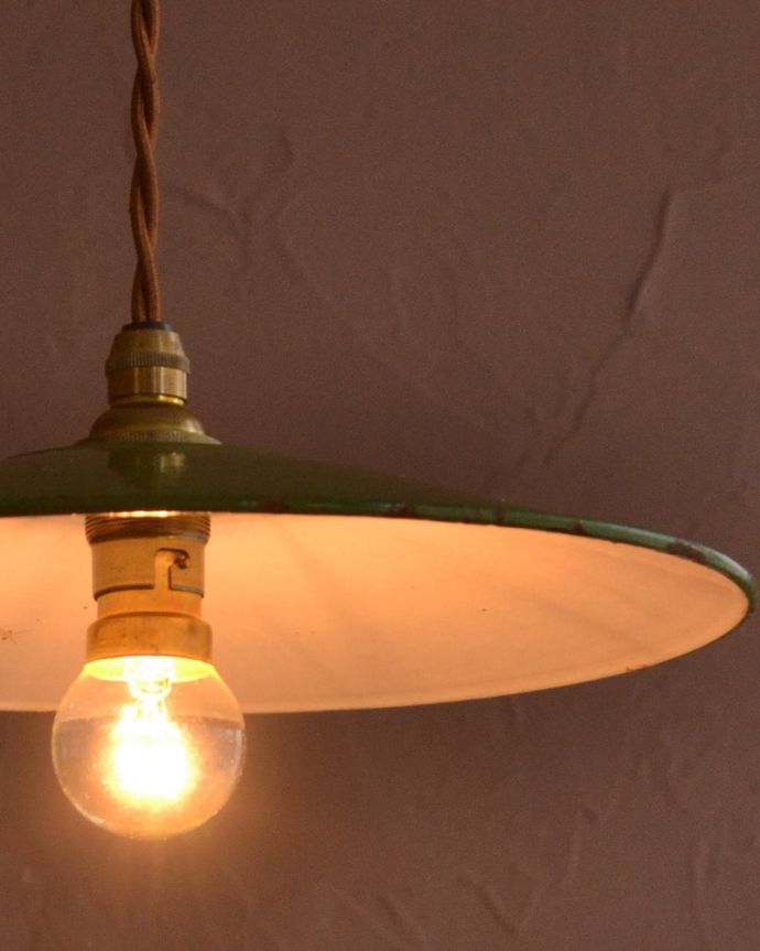 ペンダントライト 照明・ライティング フランスのホウロウランプ、アンティークの照明(コード・シャンデリア球・ギャラリーなし)。キレイなものを選んできましたアンティークのホウロウには必ずチップが入っていますが、キレイなものを選んできました。(x-917-z)