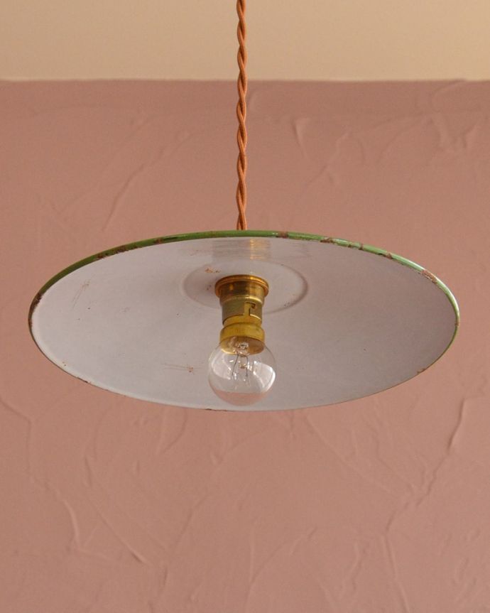 ペンダントライト 照明・ライティング フランスのホウロウランプ、アンティークの照明(コード・シャンデリア球・ギャラリーなし)。下から見上げると・・・実際に取り付けてカウンターやダイニングの下からのぞくとこんな感じです。(x-917-z)