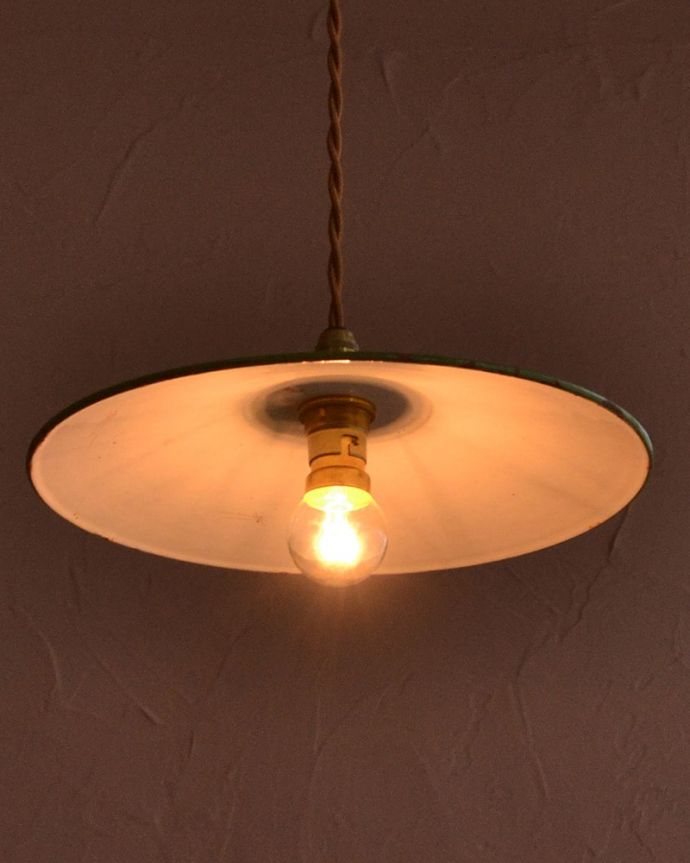 ペンダントライト 照明・ライティング フランスのホウロウランプ、アンティークの照明(コード・シャンデリア球・ギャラリーなし)。夜になると・・・ふわっとした優しい灯りで周りを包み込んでくれます。(x-917-z)