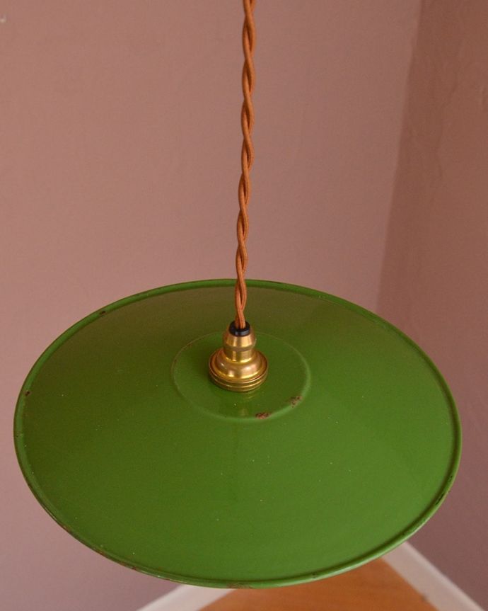 ペンダントライト 照明・ライティング フランスのホウロウランプ、アンティークの照明(コード・シャンデリア球・ギャラリーなし)。取り付け金具は日本仕様シェードはアンティークですが、取り付け金具は日本仕様の新しいものです。(x-917-z)