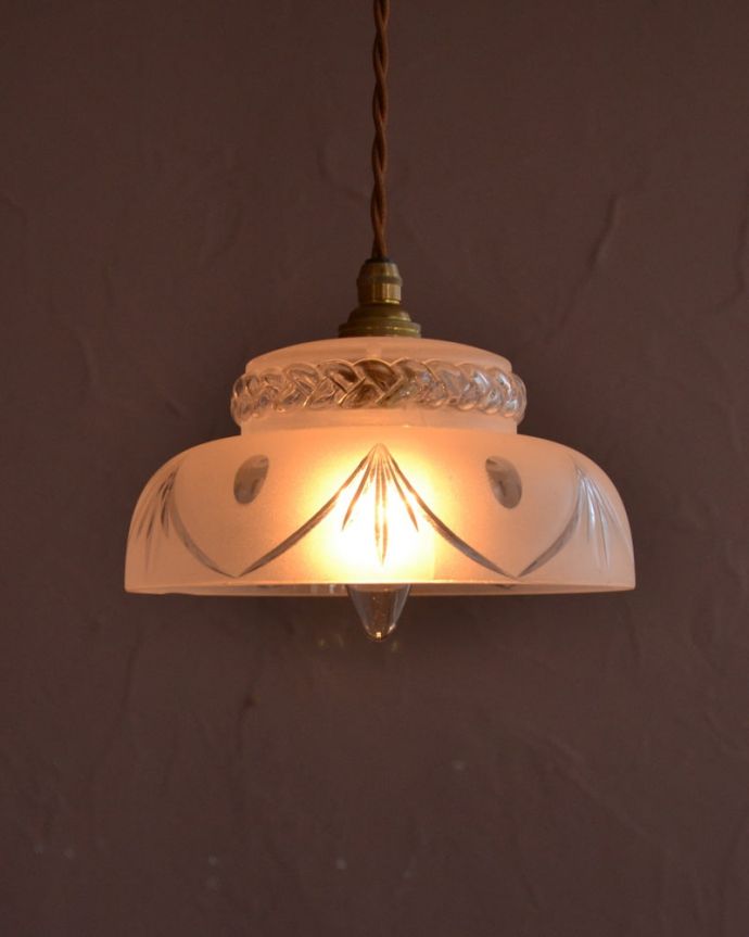 照明・ライティング　ランプシェード　お部屋のアクセサリーに使って欲しいアンティーク照明器具の中で気軽に使いやすいペンダントライト。(x-918-z)