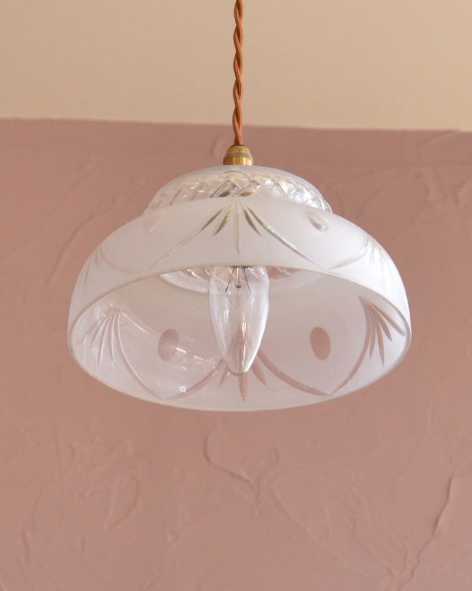 照明・ライティング　ランプシェード　下から見上げると･･･実際に取り付けてカウンターやダイニングの下からのぞくとこんな感じです。(x-918-z)