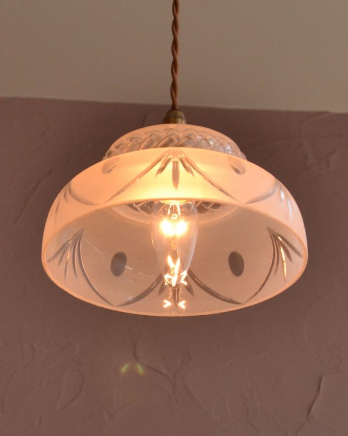 照明・ライティング　ランプシェード　夜になると･･･ふわっとした優しい灯りで周りを包み込んでくれます。(x-918-z)