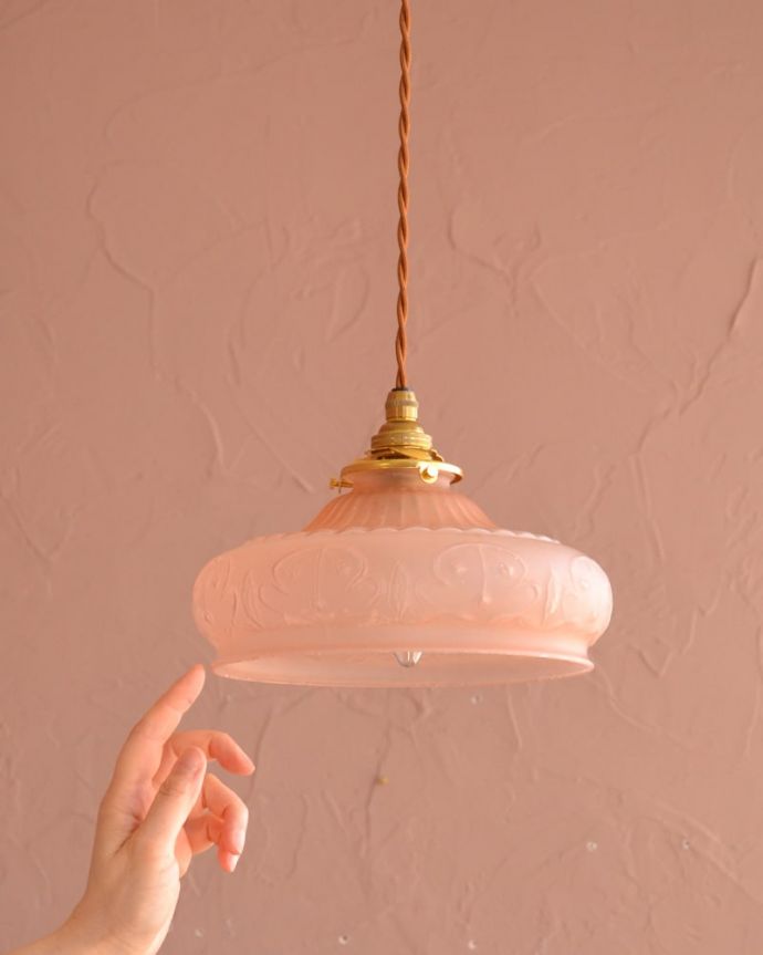 照明・ライティング ランプシェード 一点ものの魅力小さなペンダントライトは、取り付けやすく灯りが付いていない時も目立つ存在で、まさにお部屋の中のアクセサリーです。(x-920-z)