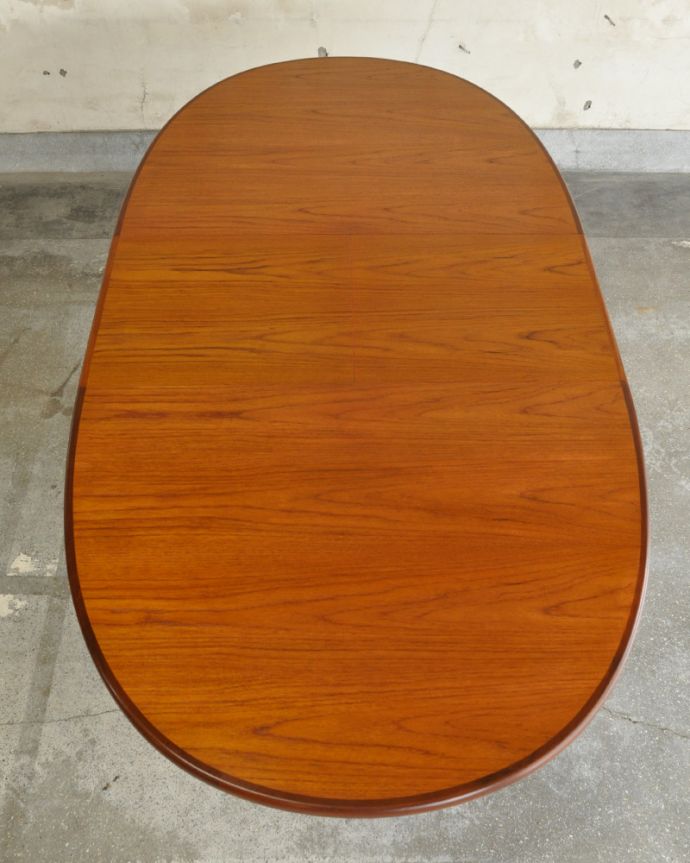 G-PLAN(Gプラン) アンティーク家具 脚のお洒落なG-planの伸張式ダイニングテーブル、北欧テイストのヴィンテージ家具。広々使える、ピカピカの天板上から見ると、天板はこんな感じ。(x-921-f)