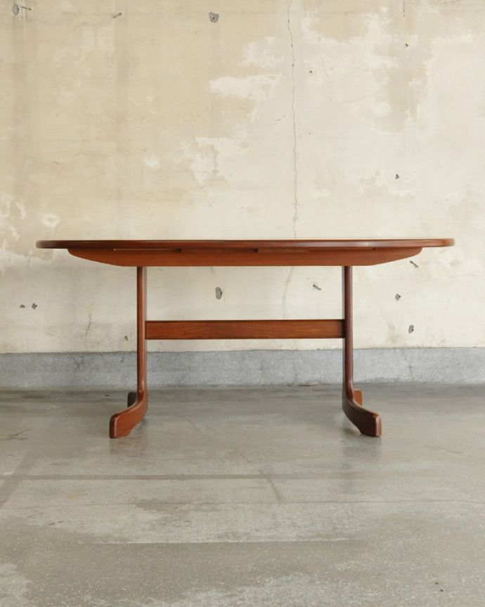 G-PLAN(Gプラン) アンティーク家具 脚のお洒落なG-planの伸張式ダイニングテーブル、北欧テイストのヴィンテージ家具。天板を閉じて・・・2〜5人で使える大きさです。(x-921-f)