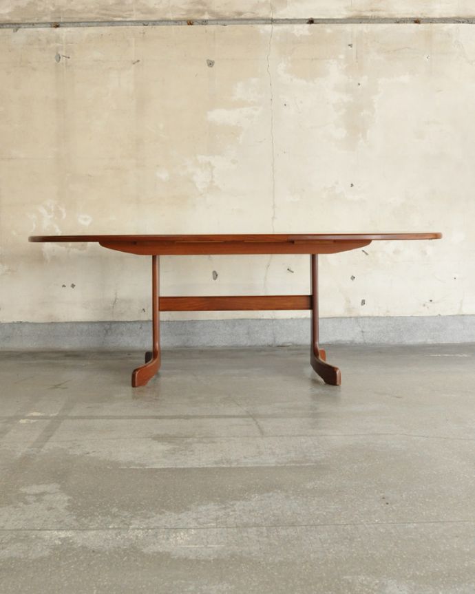 G-PLAN(Gプラン) アンティーク家具 脚のお洒落なG-planの伸張式ダイニングテーブル、北欧テイストのヴィンテージ家具。天板を広げて・・・常に広げたままの状態でもお使い頂けます。(x-921-f)