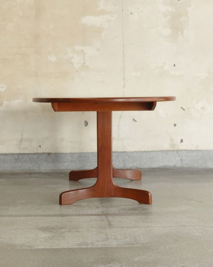 G-PLAN(Gプラン) アンティーク家具 脚のお洒落なG-planの伸張式ダイニングテーブル、北欧テイストのヴィンテージ家具。サイドから見ると・・・サイドから見ると、こんなにスッキリしています!T字脚のデザインが印象的です。(x-921-f)