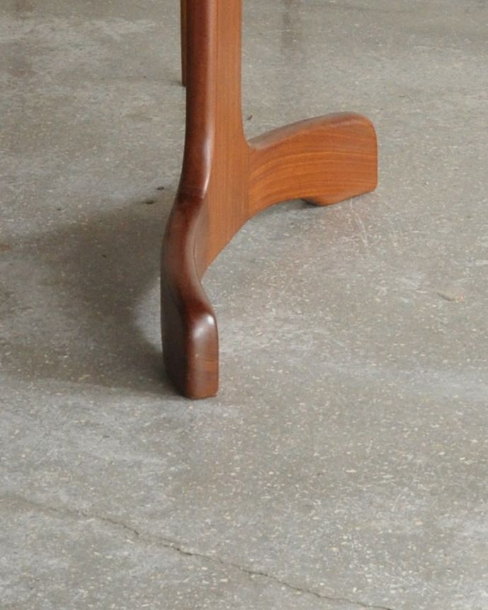 G-PLAN(Gプラン) アンティーク家具 脚のお洒落なG-planの伸張式ダイニングテーブル、北欧テイストのヴィンテージ家具。脚先までこだわりのシルエットキチンとお直ししました。(x-921-f)