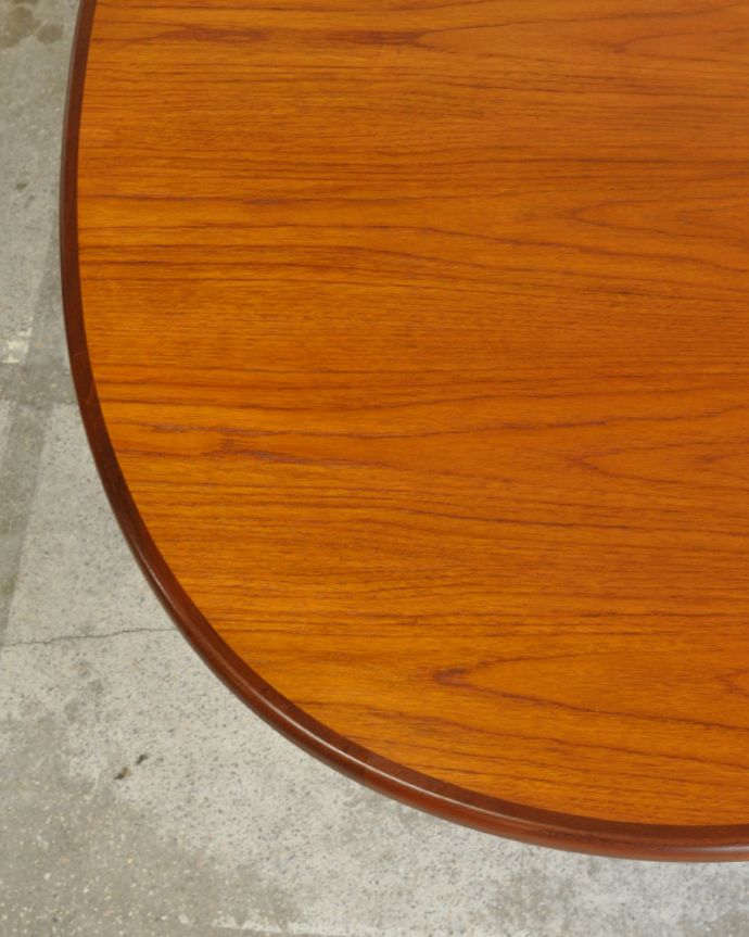 G-PLAN(Gプラン) アンティーク家具 脚のお洒落なG-planの伸張式ダイニングテーブル、北欧テイストのヴィンテージ家具。角が丸いので安心してお使いいただけます。(x-921-f)