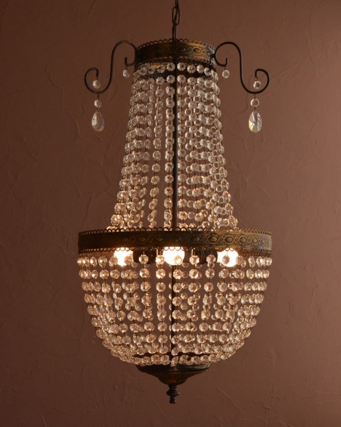 照明・ライティング シャンデリア 毎日を特別な時間に変えてくれるアンティークのシャンデリアガラスビーズがたっぷり付いた華やかなデザインのシャンデリア。(x-921-z)