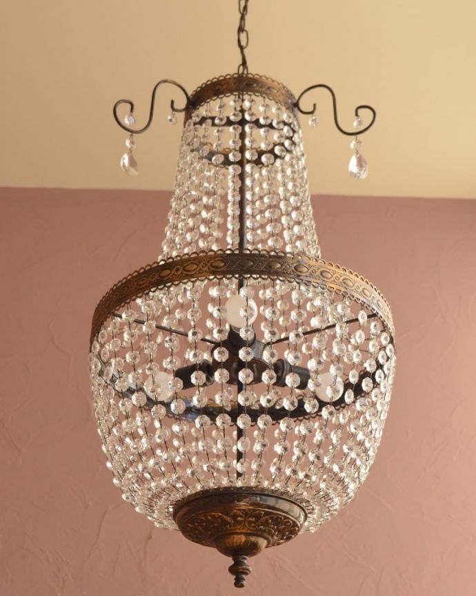 照明・ライティング シャンデリア 新しい日本仕様の配線シェードはアンティークですが、配線は照明専門の職人が日本仕様の新しい配線にオーバーホウルしました。(x-921-z)
