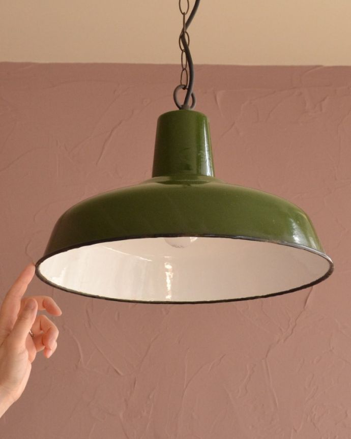 ペンダントライト 照明・ライティング フランスで見つけたヴィンテージ照明、お洒落なエナメルランプ(E26球付き) 一点ものの魅力アンティークのホウロウには、必ずチップと言うガラス質が欠けた部分があります。(x-922-z)