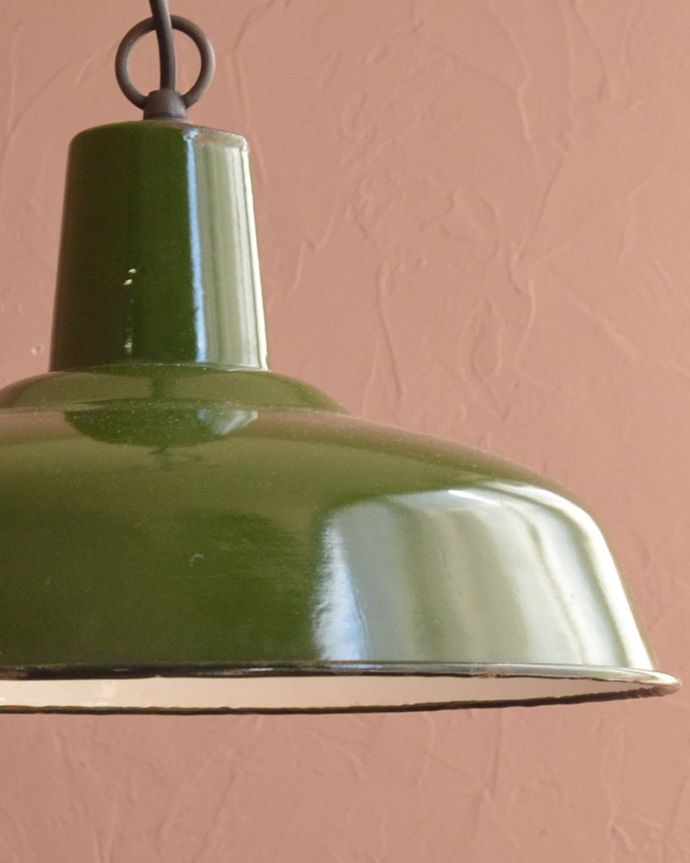 ペンダントライト 照明・ライティング フランスで見つけたヴィンテージ照明、お洒落なエナメルランプ(E26球付き) シンプルなデザインどんなお部屋にも合わせやすいシンプルな形のシェードです。(x-922-z)