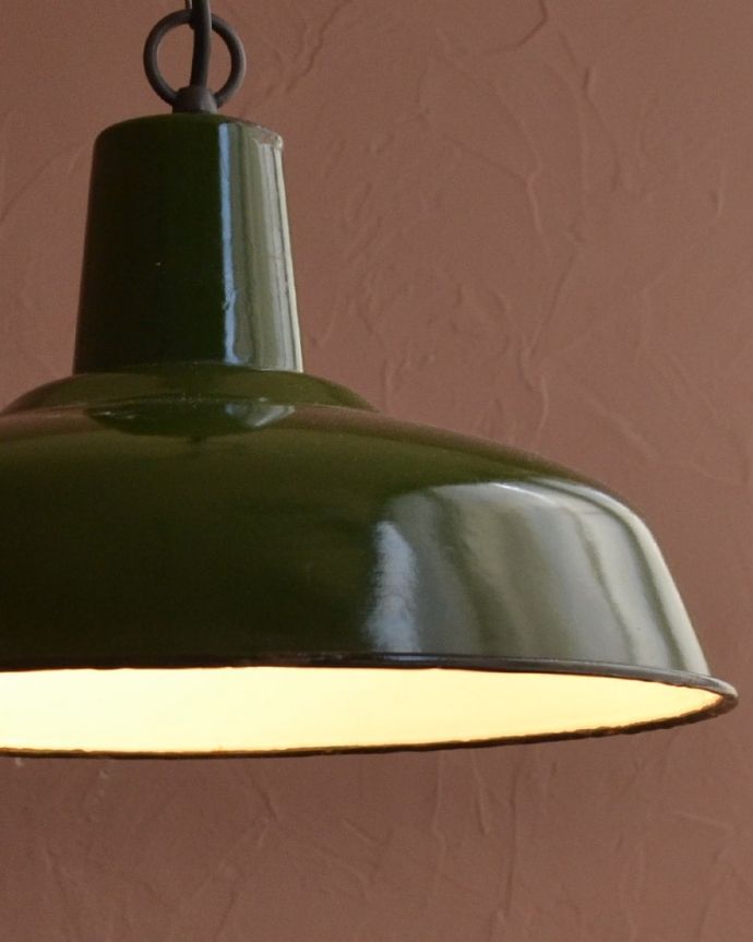 ペンダントライト 照明・ライティング フランスで見つけたヴィンテージ照明、お洒落なエナメルランプ(E26球付き) キレイなものを選んできましたアンティークのホウロウには必ずチップが入っていますが、キレイなものを選んできました。(x-922-z)