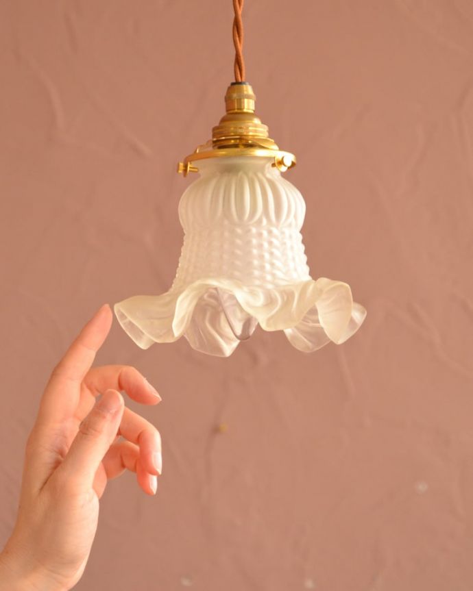 照明・ライティング ランプシェード 一点ものの魅力小さなペンダントライトは、取り付けやすく灯りが付いていない時も目立つ存在で、まさにお部屋の中のアクセサリーです。(x-923-z)