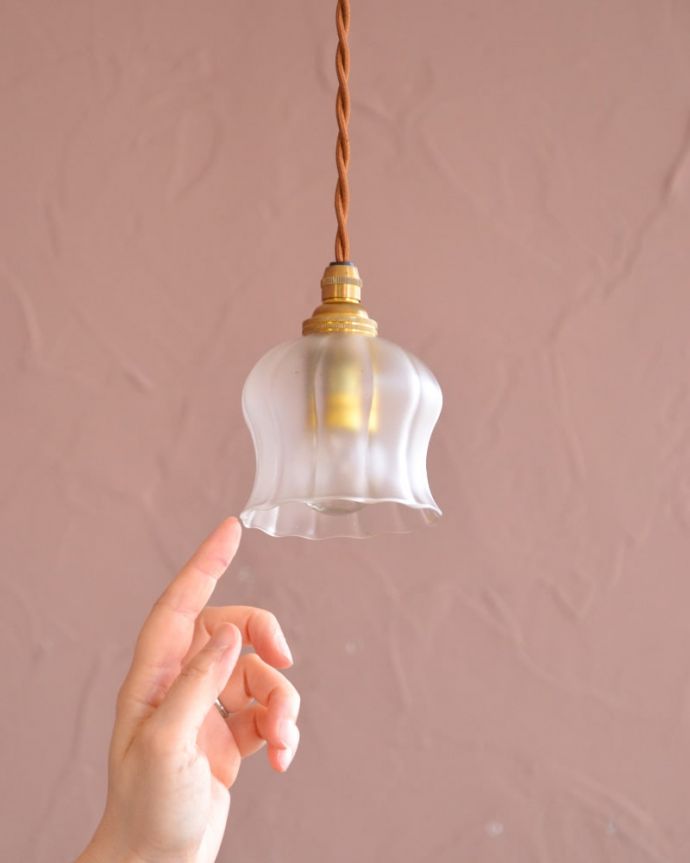 照明・ライティング ランプシェード 一点ものの魅力小さなペンダントライトは、取り付けやすく灯りが付いていない時も目立つ存在で、まさにお部屋の中のアクセサリーです。(x-925-z)