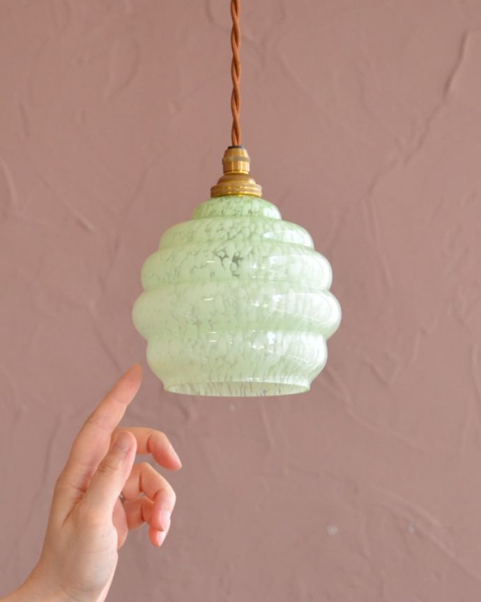 照明・ライティング　ランプシェード　一点ものの魅力小さなペンダントライトは、取り付けやすく灯りが付いていない時も目立つ存在で、まさにお部屋の中のアクセサリーです。(x-926-z)