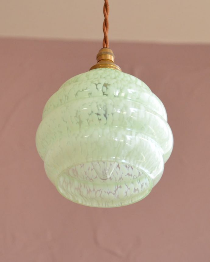 照明・ライティング　ランプシェード　下から見上げると･･･実際に取り付けてカウンターやダイニングの下からのぞくとこんな感じです。(x-926-z)