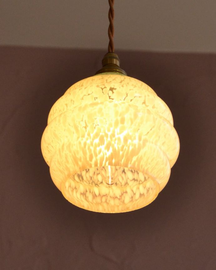 照明・ライティング　ランプシェード　夜になると･･･ふわっとした優しい灯りで周りを包み込んでくれます。(x-926-z)