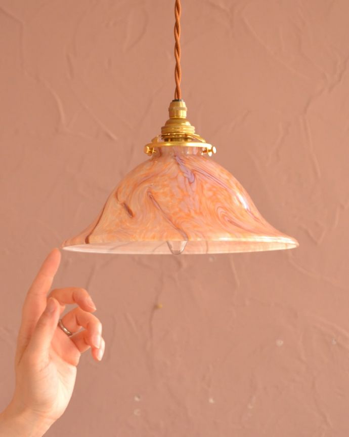 照明・ライティング　ランプシェード　一点ものの魅力小さなペンダントライトは、取り付けやすく灯りが付いていない時も目立つ存在で、まさにお部屋の中のアクセサリーです。(x-927-z)