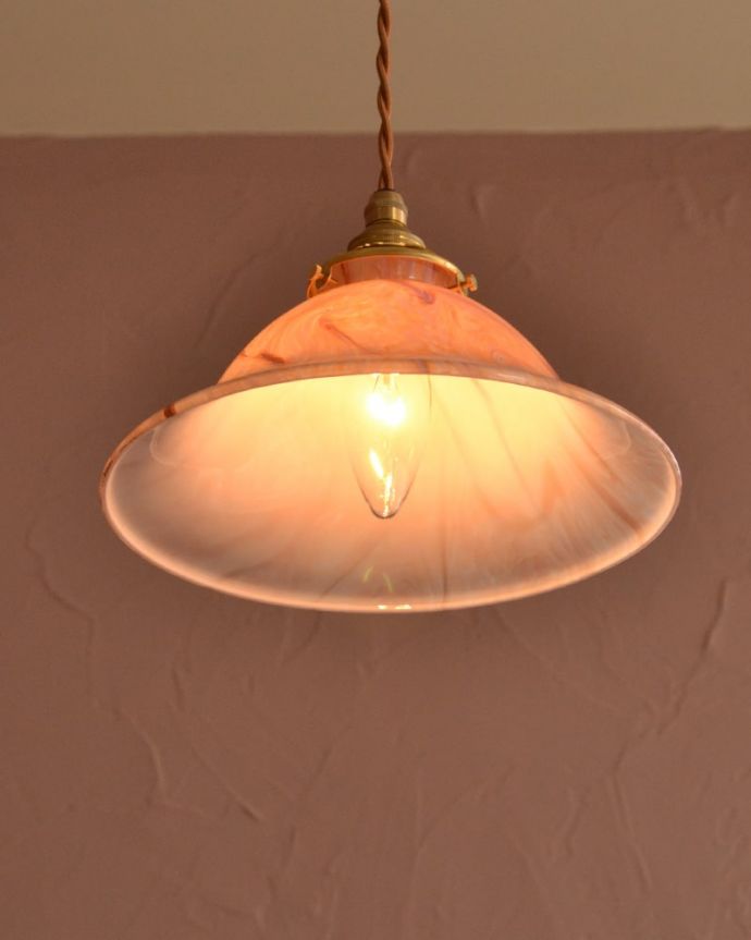 照明・ライティング　ランプシェード　夜になると･･･ふわっとした優しい灯りで周りを包み込んでくれます。(x-927-z)