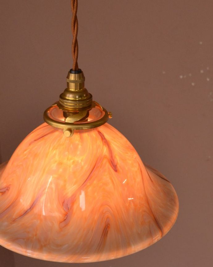 照明・ライティング　ランプシェード　取り付け金具は日本仕様シェードはアンティークですが、取り付け金具は日本仕様の新しいものです。(x-927-z)