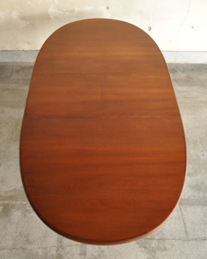 G-PLAN(Gプラン) アンティーク家具 G-planデザインのダイニングテーブル、アンティークの北欧家具。天板もピカピカにお直ししました。(x-929-f)