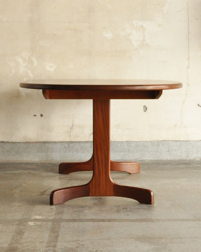 G-PLAN(Gプラン) アンティーク家具 G-planデザインのダイニングテーブル、アンティークの北欧家具。サイドから見ると、こんなにスッキリしています!T字脚のデザインが印象的です。(x-929-f)