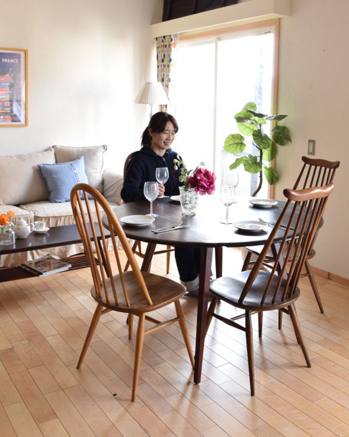 アーコールの家具　アンティーク家具　アーコール社のドロップリーフテーブル、伸張式のヴィンテージ家具（ERCOL）。アーコールらしい丸みを帯びた丸い形のダイニング角が柔らかいカーブを描くアーコールのダイニングテーブル。(x-930-f)