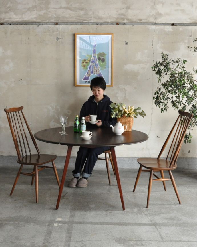 アーコールの家具　アンティーク家具　アーコール社のドロップリーフテーブル、伸張式のヴィンテージ家具（ERCOL）。大人気の丸いダイニングテーブル。(x-930-f)