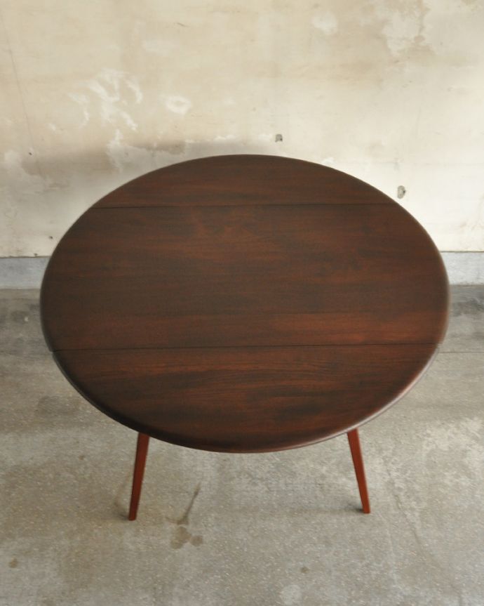 アーコールの家具　アンティーク家具　アーコール社のドロップリーフテーブル、伸張式のヴィンテージ家具（ERCOL）。丸くて愛嬌のある天板です。(x-930-f)