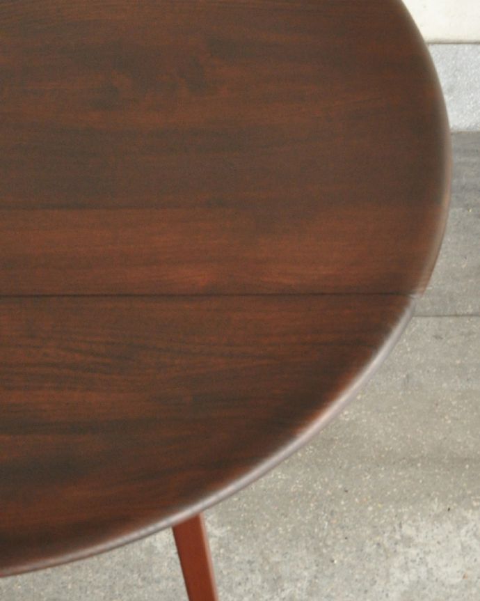 アーコールの家具　アンティーク家具　アーコール社のドロップリーフテーブル、伸張式のヴィンテージ家具（ERCOL）。角のない丸い天板なので、小さなお子様がいるお家でも安心してお使いいただけます。(x-930-f)