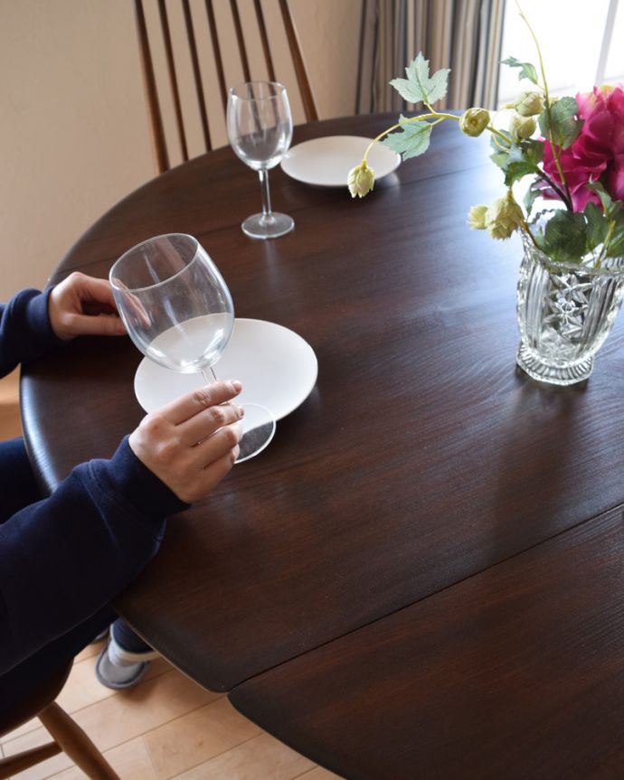 アーコールの家具　アンティーク家具　アーコール社のドロップリーフテーブル、伸張式のヴィンテージ家具（ERCOL）。お茶をしたら、カフェのように居心地が良くて、お話も尽きないですね。(x-930-f)