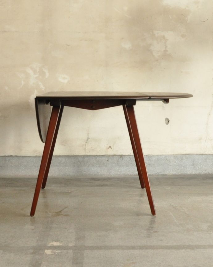 アーコールの家具　アンティーク家具　アーコール社のドロップリーフテーブル、伸張式のヴィンテージ家具（ERCOL）。キレイな状態なので大切に使われていたことが分かります。(x-930-f)