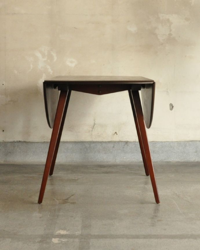 アーコールの家具　アンティーク家具　アーコール社のドロップリーフテーブル、伸張式のヴィンテージ家具（ERCOL）。使わないときは、たたんで壁につけておけば、お部屋が広く使えます。(x-930-f)