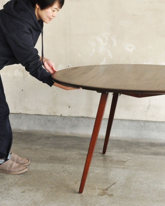 アーコールの家具　アンティーク家具　アーコール社のドロップリーフテーブル、伸張式のヴィンテージ家具（ERCOL）。広げるのはとっても簡単。(x-930-f)