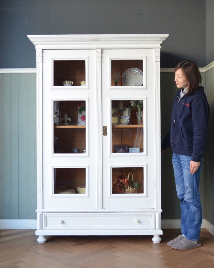 アンティークのキャビネット　アンティーク家具　フランス輸入のペイント仕上げのガラスキャビネット （引き出し付き）。フランスらしい優雅さと風格が自慢ドッシリと重厚感ある佇まいとフランスらしい優雅な彫の両方を贅沢にも兼ね備えたガラスのキャビネット。(x-931-f)