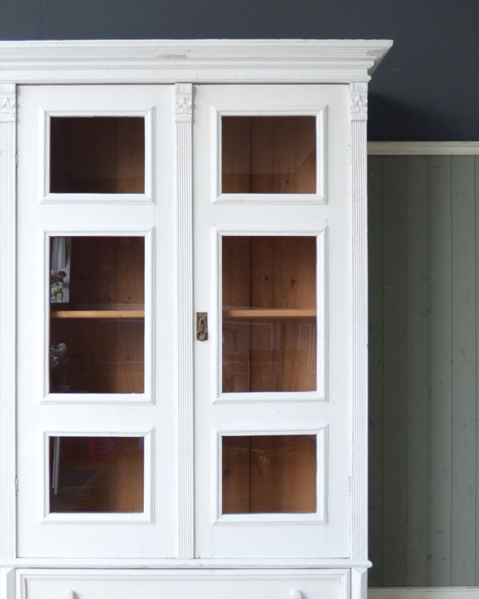 アンティークのキャビネット　アンティーク家具　フランス輸入のペイント仕上げのガラスキャビネット （引き出し付き）。ガラス越しに中をのぞいてみると･･･昔、作られたアンティークのガラスは今のものと違ってゆらめきがあります。(x-931-f)