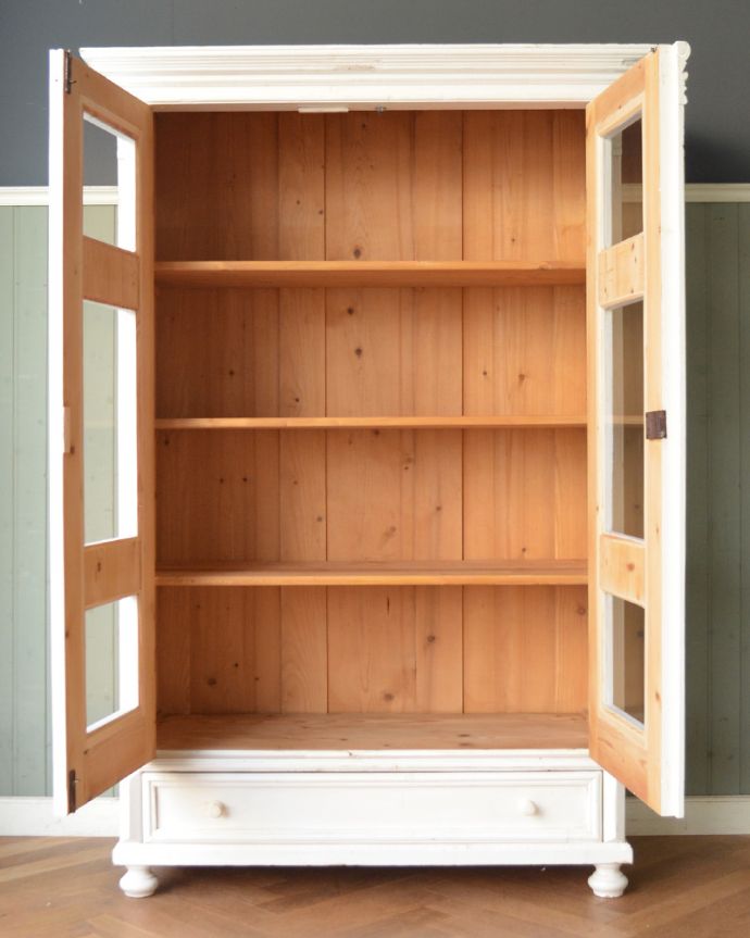 アンティークのキャビネット　アンティーク家具　フランス輸入のペイント仕上げのガラスキャビネット （引き出し付き）。扉を開けると、中はこんな感じです木の棚板は、もともとブックケースとして使われていた証。(x-931-f)