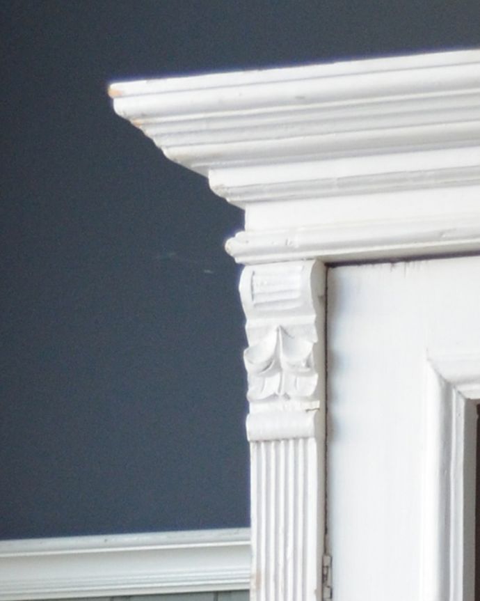 アンティークのキャビネット　アンティーク家具　フランス輸入のペイント仕上げのガラスキャビネット （引き出し付き）。惚れ惚れしちゃう美しさこんなに堅い無垢材に一体どうやって彫ったんだろう？と不思議になるくらい細かい彫にうっとりです。(x-931-f)