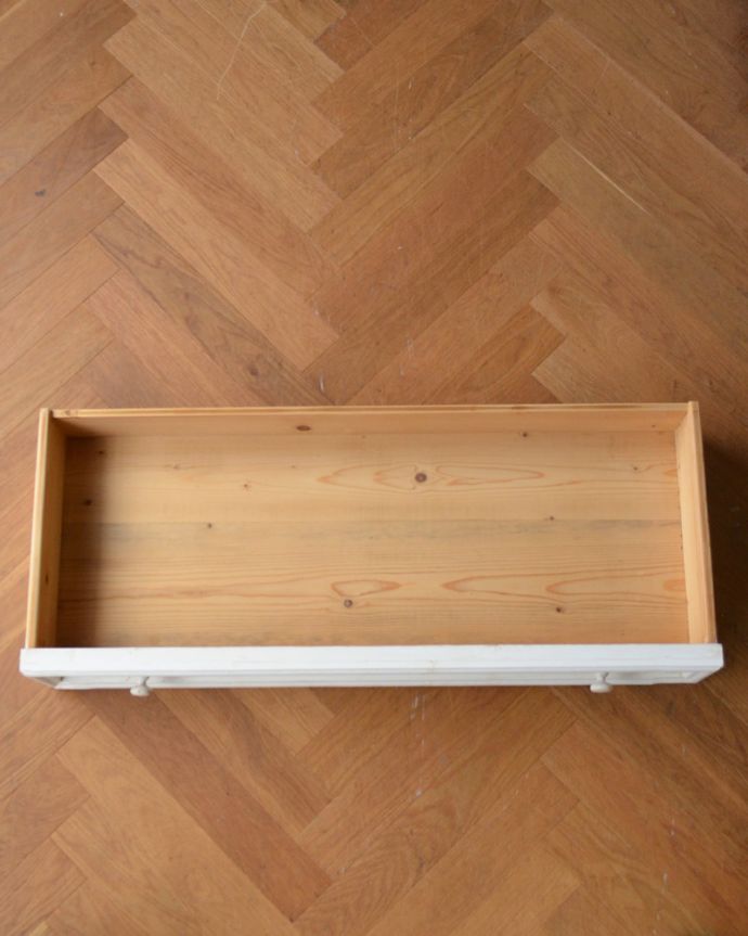 アンティークのキャビネット　アンティーク家具　フランス輸入のペイント仕上げのガラスキャビネット （引き出し付き）。引き出しの中もキレイです。(x-931-f)