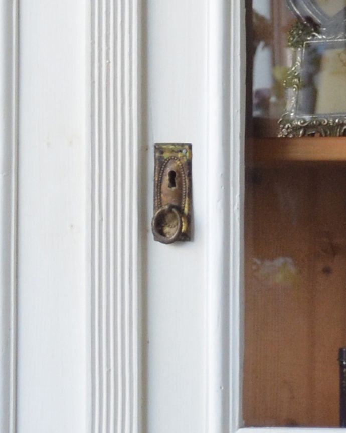 アンティークのキャビネット　アンティーク家具　フランス輸入のペイント仕上げのガラスキャビネット （引き出し付き）。開ける度にワクワク･･･取っ手もアンティークらしいデザイン。(x-931-f)