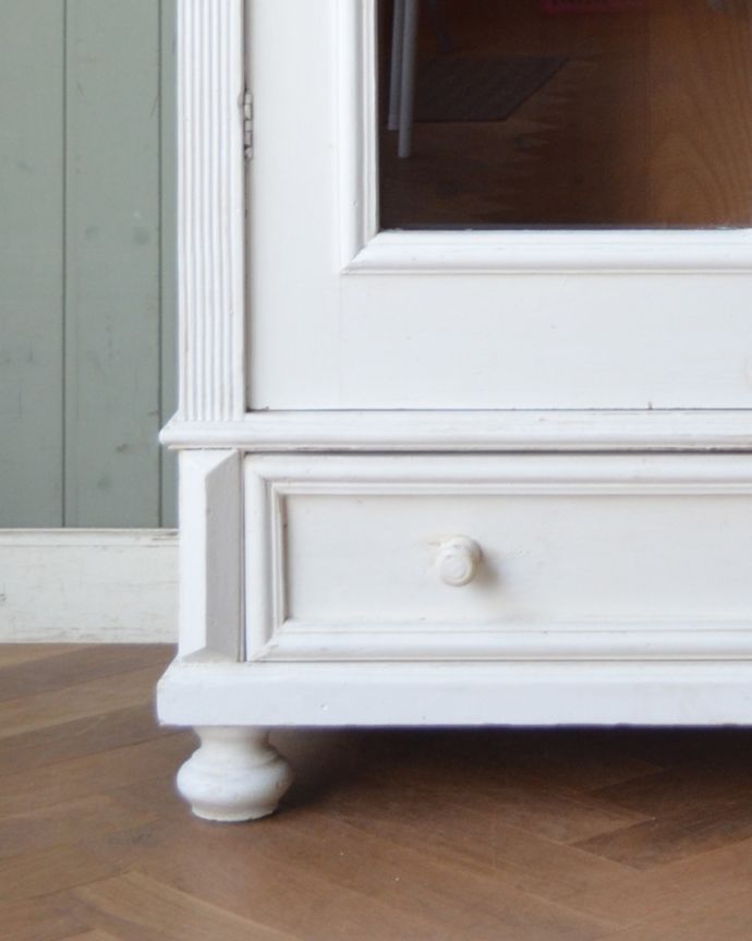 アンティークのキャビネット　アンティーク家具　フランス輸入のペイント仕上げのガラスキャビネット （引き出し付き）。女性１人でもラクに運べちゃうヒミツHandleのアンティークは、脚の裏にフェルトキーパーをお付けしているので、床を滑らせれば女性でも移動がカンタンに出来ます！。(x-931-f)