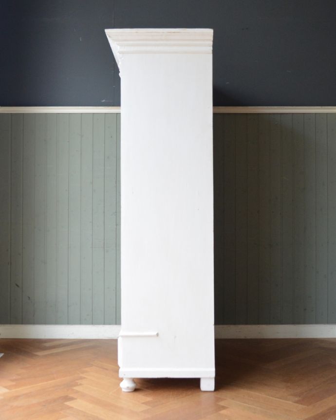 アンティークのキャビネット　アンティーク家具　フランス輸入のペイント仕上げのガラスキャビネット （引き出し付き）。横顔だっても美しい正面だけじゃなく横から見てもキレイです。(x-931-f)