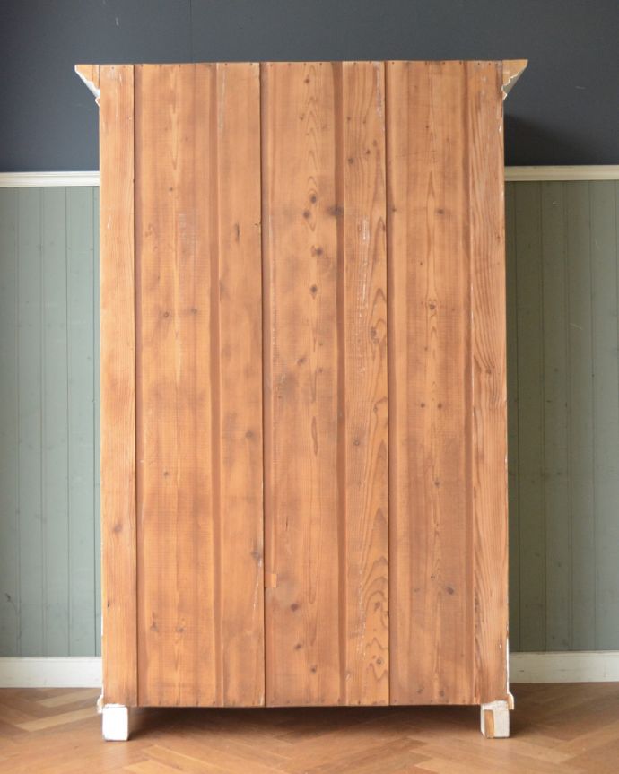 アンティークのキャビネット　アンティーク家具　フランス輸入のペイント仕上げのガラスキャビネット （引き出し付き）。後ろ姿も見て下さい。(x-931-f)