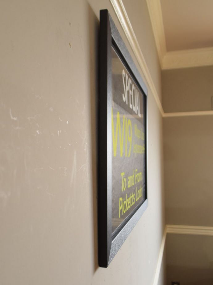 イギリスのビンテージ雑貨、バスサインのおしゃれなアートフレーム